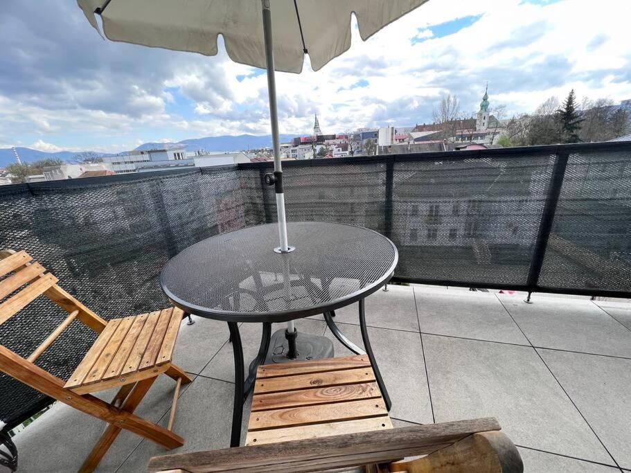 City Center Apartment With Nice Balcony Жиліна Екстер'єр фото